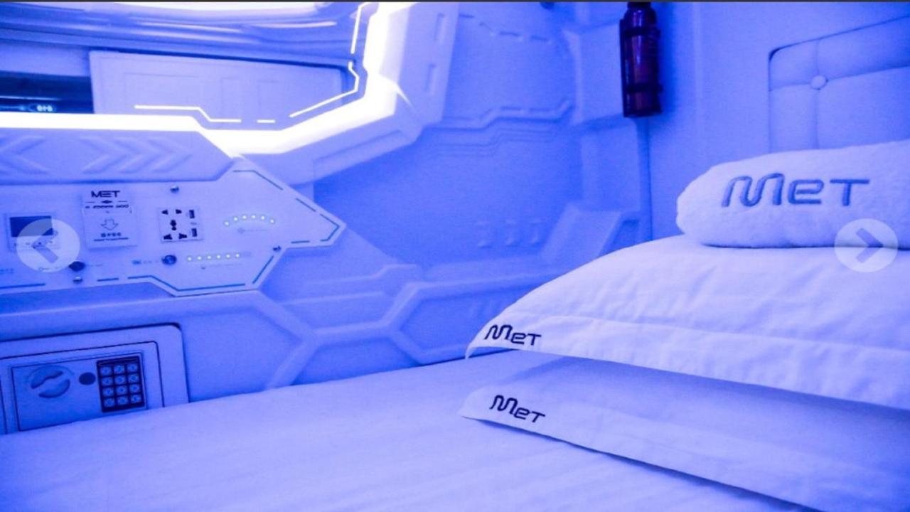 Met A Space Pod At Arab Street Singapura Luaran gambar