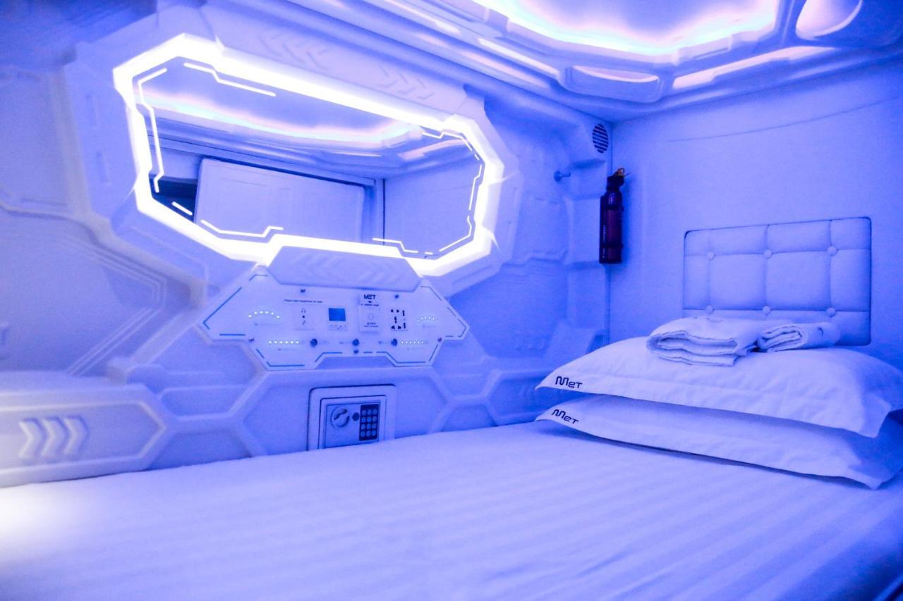 Met A Space Pod At Arab Street Singapura Luaran gambar