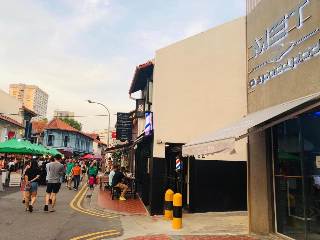 Met A Space Pod At Arab Street Singapura Luaran gambar