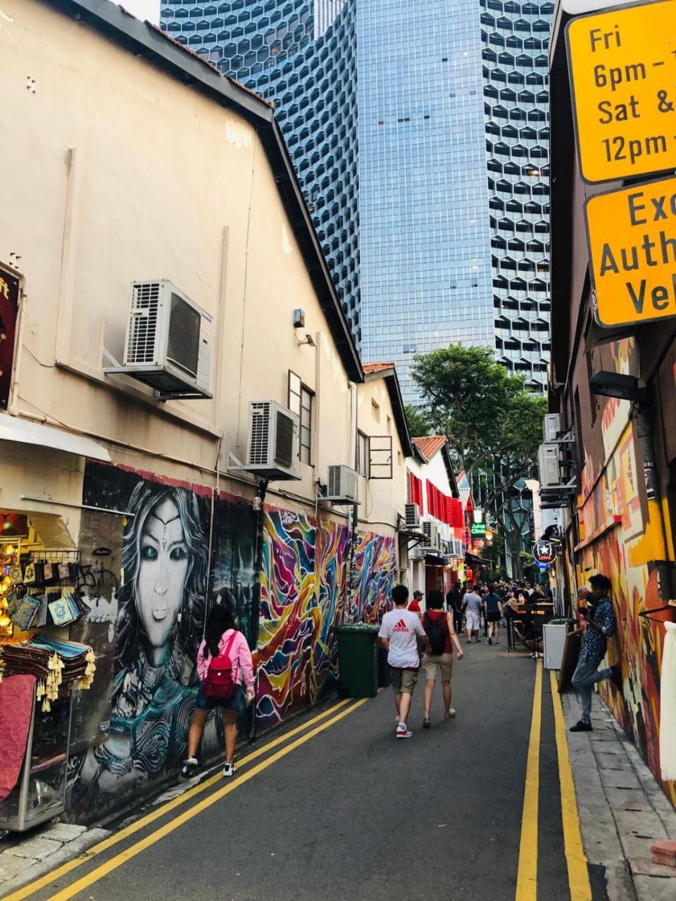 Met A Space Pod At Arab Street Singapura Luaran gambar
