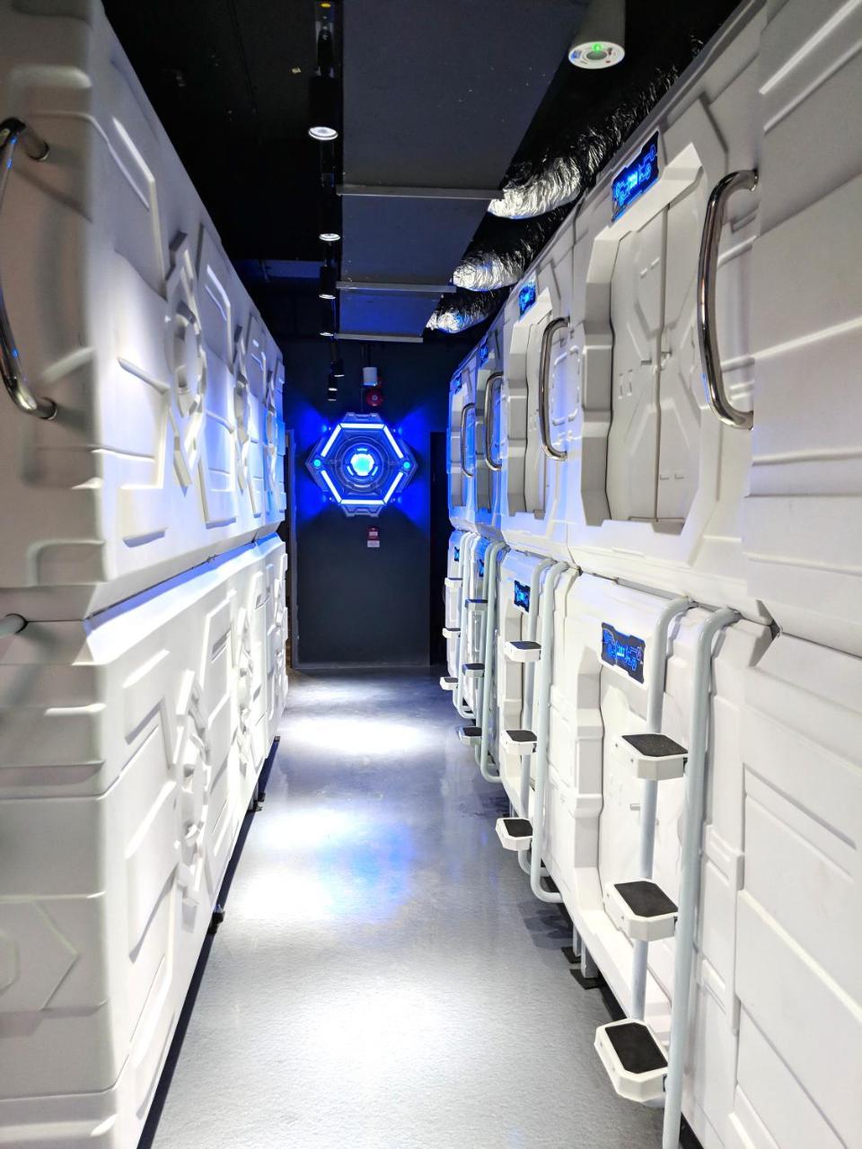 Met A Space Pod At Arab Street Singapura Luaran gambar