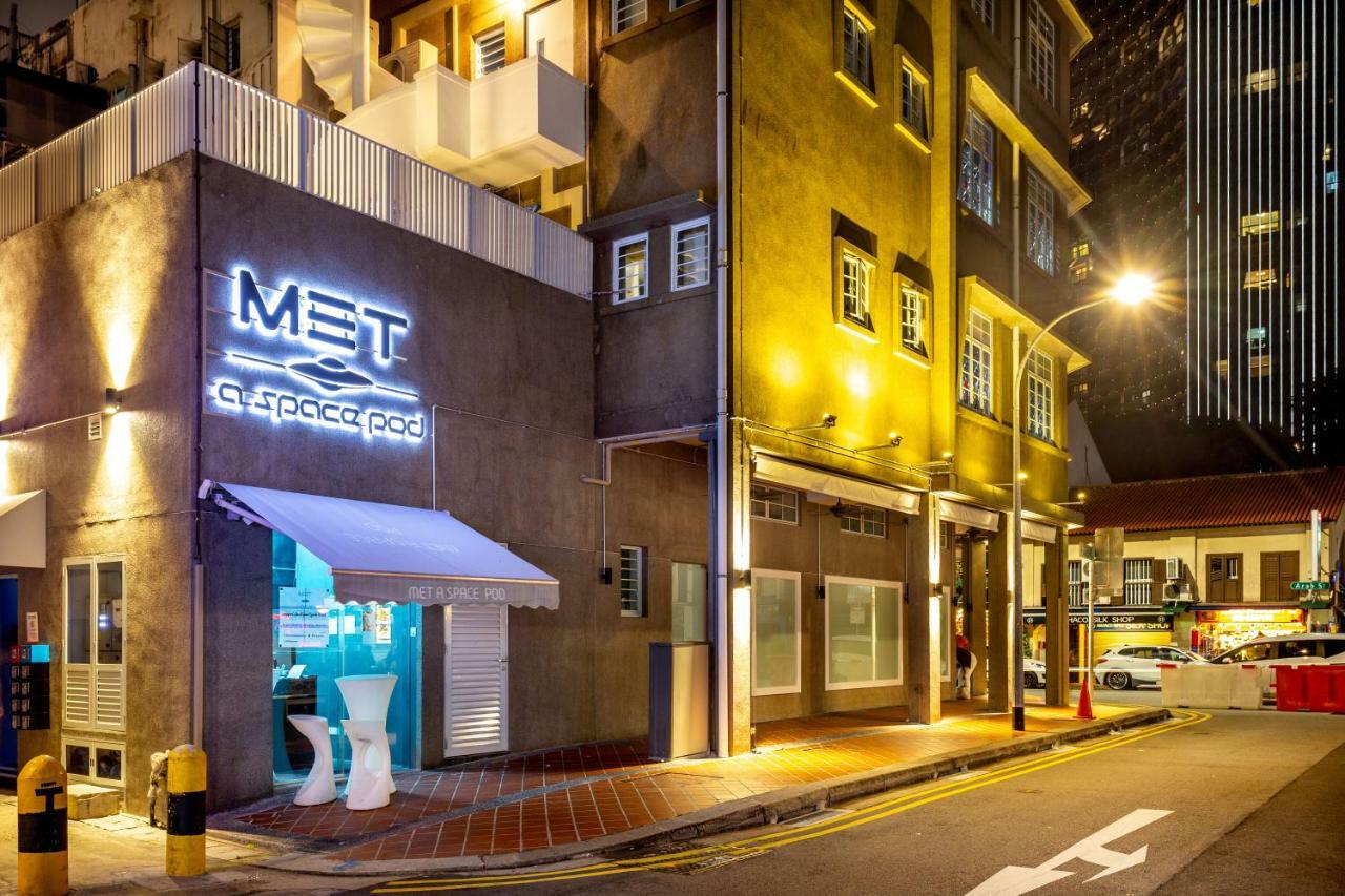 Met A Space Pod At Arab Street Singapura Luaran gambar