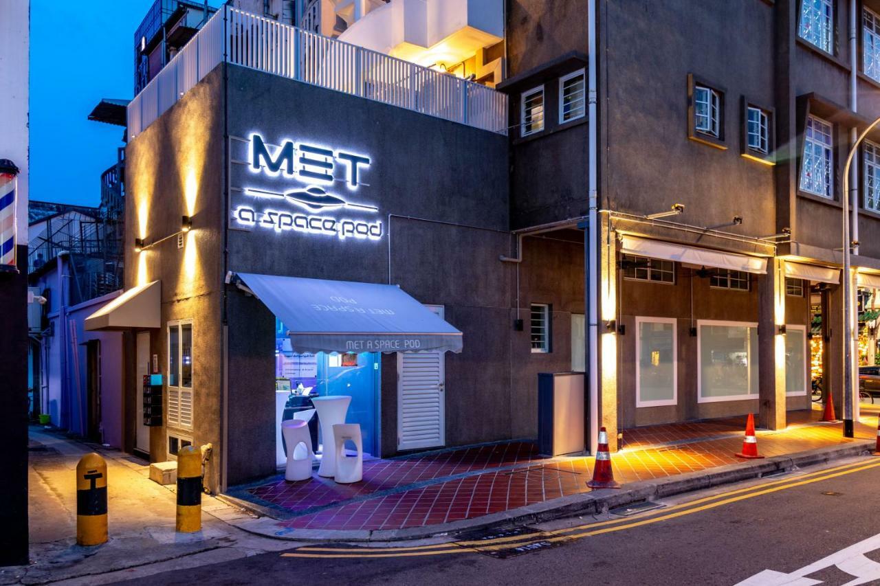 Met A Space Pod At Arab Street Singapura Luaran gambar