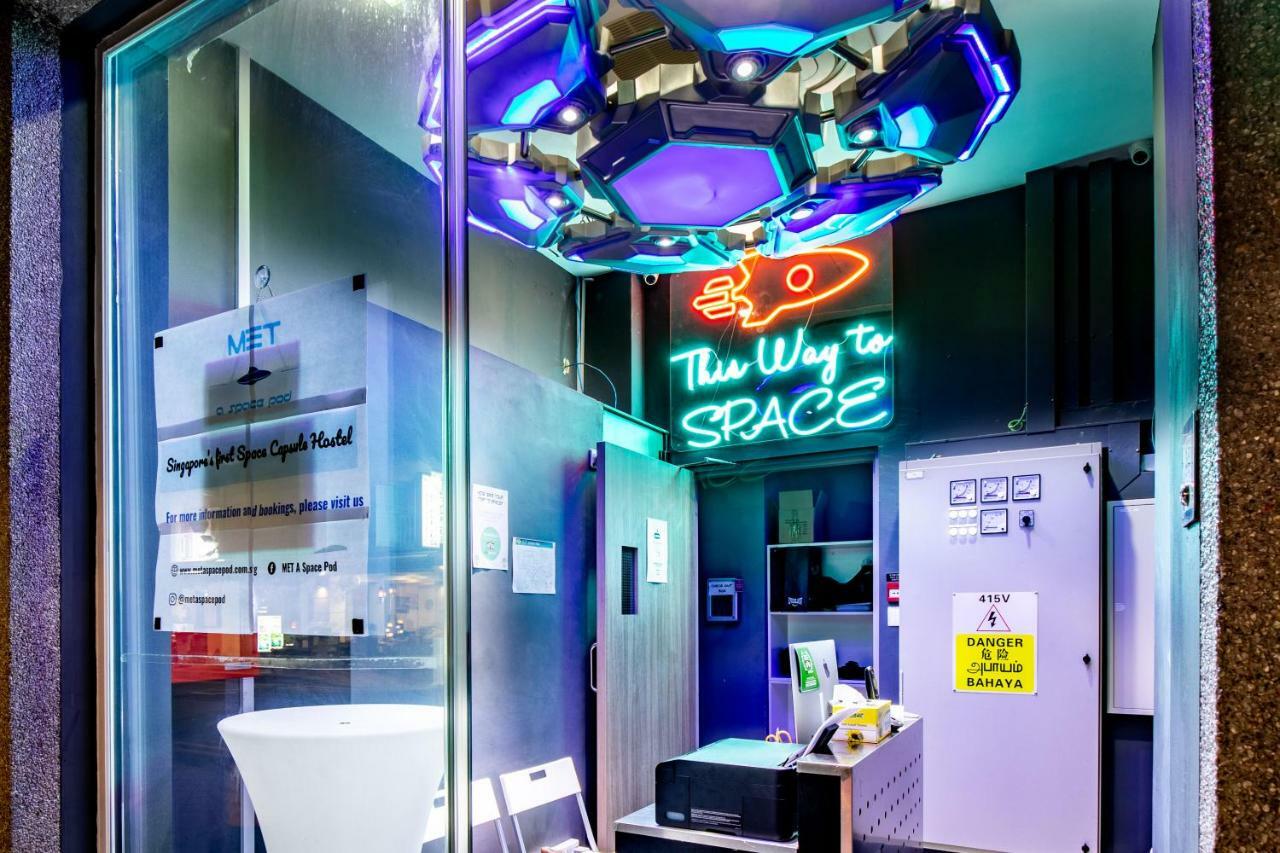 Met A Space Pod At Arab Street Singapura Luaran gambar